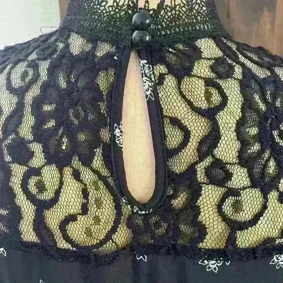 Lavish Cold Shoulder Size Small with Lace Details Printed Black and White - Picture 3 of 7